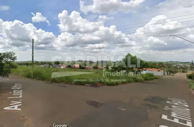 Área grande bem localizada com divisa e frente para três ruas.