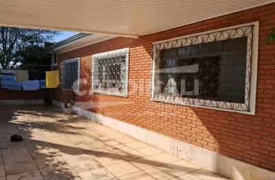 Casa com ótima localização, com frente para a vaz filho.