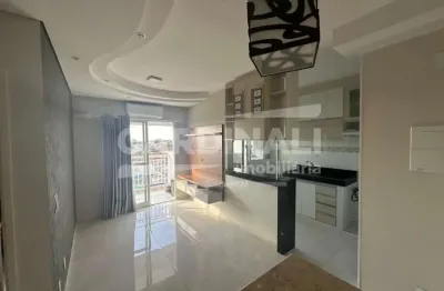 Apartamento com ótima localização, móveis planejados e ar condicionado.