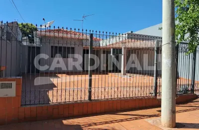 Casa com ótima localização, 03 dormitórios com suíte e área com churrasqueira.