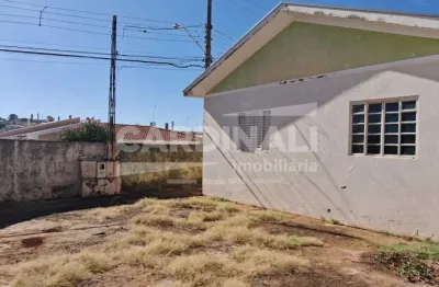Casa de esquina com ótima localização, a 5 minutos do centro da cidade.
