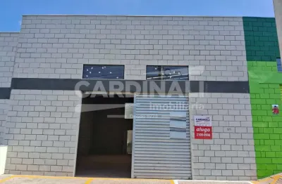 Salão comercial com localização espetacular, novo, pé direito alto.