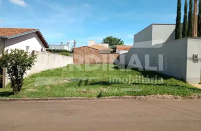 Terreno em condomínio, com ótima localização, caída favorável, pronto para construir.