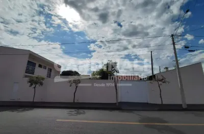 Casa semi mobiliada, espaçosa e confortável na vila santa terezinha, ibaté/sp
