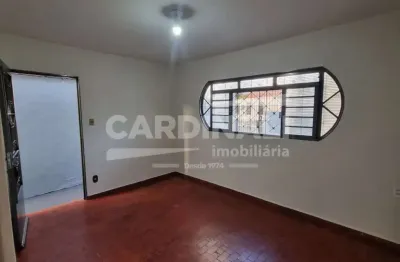 Casa com excelente localização, próximo a supermercados e comércio.
