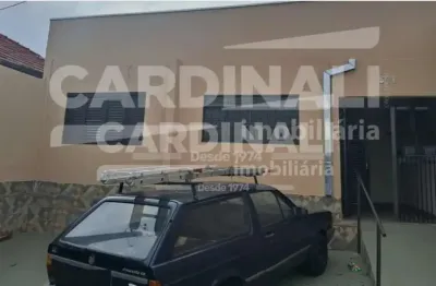 Prédio comercial com 04 salas e demais dependências, com ótima localização.