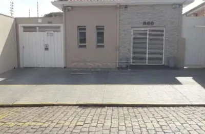 Salão comercial com casa grande, ótima localização no centro da cidade, com energia solar