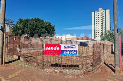Casa com amplo terreno de esquina, com localização privilegiada.