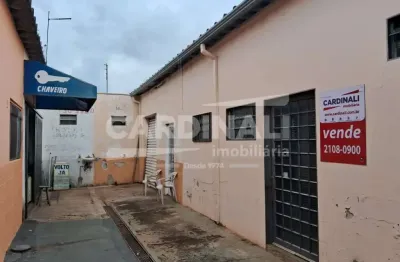 Sala comercial em galeria, rua de acesso com grande movimento.