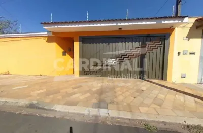 Casa de três dormitórios sendo um suíte com quatro vagas de garagem.
