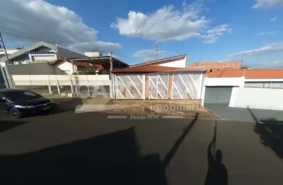 Casa terra grande e bem localizada próximo de escola e comércios fácil acesso ao centro bairro vila faria.