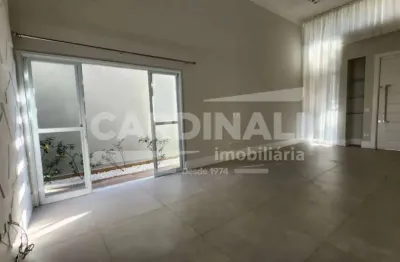 Casa de 3 dormitórios sendo um suíte em condomínio fechado.