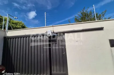 Casa com ótima localização, próximo a escolas, creches e supermercados.