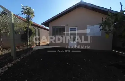 Casa de dois dormitórios com um banheiro e uma vaga de garagem.