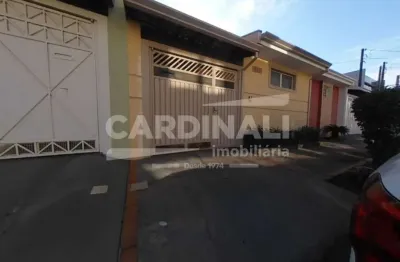 Casa de três dormitórios sendo um suíte com três vagas de garagem.