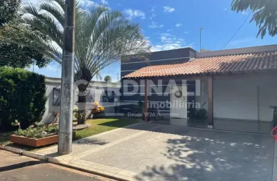 Linda casa em condomínio com localização privilegiada, casa com piscina aquecida.