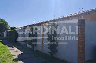 Casa de esquina com ótima localização, 03 dormitórios com suíte