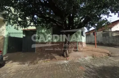 Casa com 03 dormitórios, sendo um suíte e localização privilegiada, no centro da cidade.