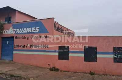 Barracão de esquina, com escritório e ótima localização.