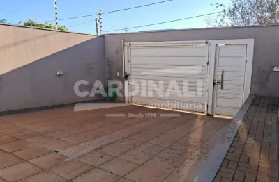 Casa com ótima localização, com 03 dormitórios, sendo 02 suítes.