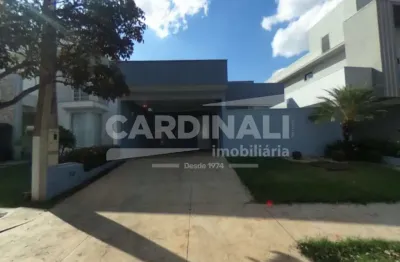 Casa em condomínio fechado, com excelente localização, próximo a supermercados e comércio.