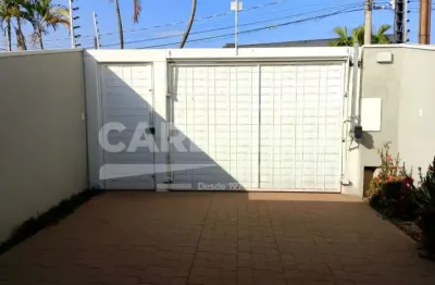 Casa com excelente localização, próximo a supermercados e comércio.