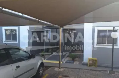 Apartamento de dois dormitórios com uma vaga de garagem coberta.