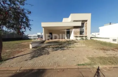 Casa no condomínio fechado, com excelente localização.