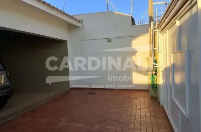 Sobrado com excelente localização, próximo a supermercados e comércio.