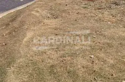 Terreno em condomínio fechado, com excelente localização.