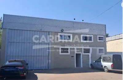 Barracão com ótima localização, pé direito alto, mezanino, doca e escritórios.