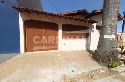 Casa de três dormitórios com 3 vagas de garagem com ótima localização.
