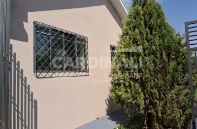 Casa com ótima localização, 03 dormitórios com 01 suíte e área com churrasqueira.
