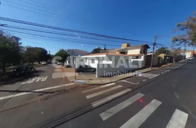 Imóvel muito bem localizado de frente com o fórum, com  renda de dois alugueis, bom para investidores.