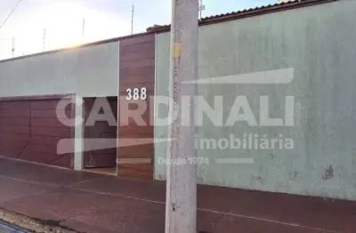 Casa à venda de esquina no bairro cambuy, com 03 dormitórios e 02 banheiros.