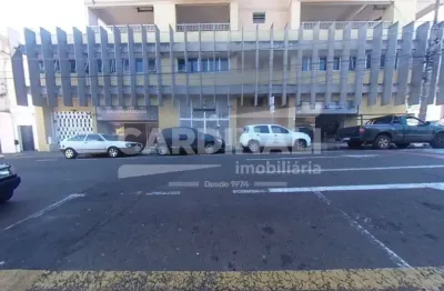 Apartamento com portaria 24 horas de dois dormitórios com 2 banheiros e uma vaga de garagem.