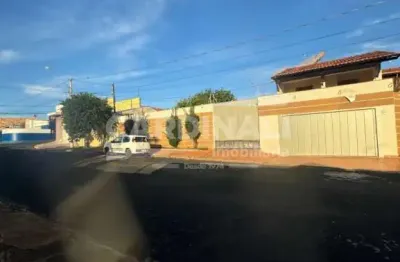 Casa com localização privilegiada, lindo acabamento.