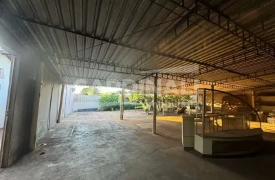 Terreno com ótima localização e com um barracão já pronto.