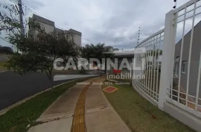 Apartamento de dois dormitóros com uma vaga de garagem.
