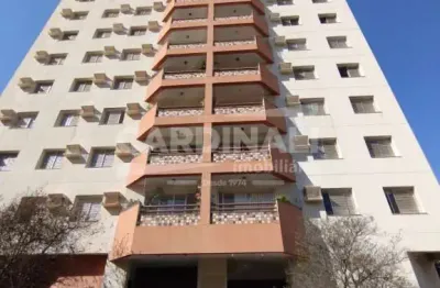 Apartamento 3 dormitórios sendo 1 suite com vaga de garagem coberta no centro.