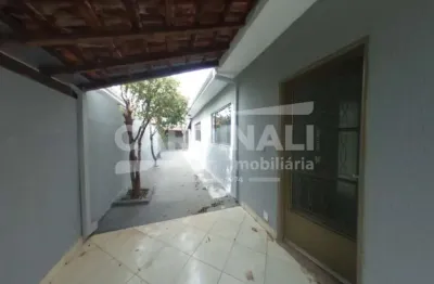 Casa com ótima localização, com 03 dormitórios e 02 banheiros.