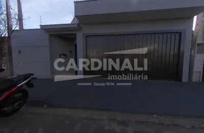 Casa de três dormitórios sendo dois suítes com 4 vagas de garagem.