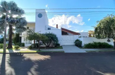 Casa em condomínio fechado, localização privilegiada