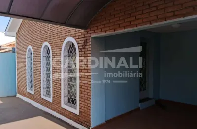 Casa com localização privilegiada, casa grande com edícula.