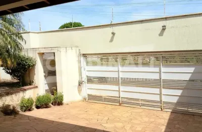 Casa com excelente localização, próximo a supermercados e comércios.