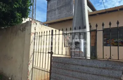 Casa com excelente localização, para demolição, próximo a faculdades e mercados.