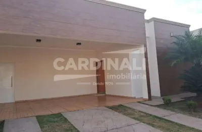 Casa em condomínio com 03 suítes, lindo acabamento e amplo quintal.