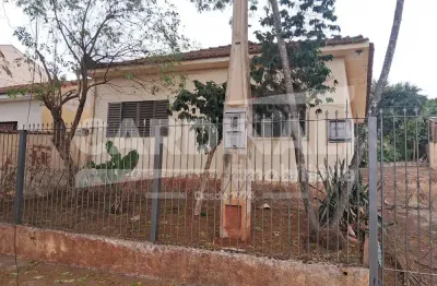 Casa com ótima localização e amplo terreno, ótimo investimento.