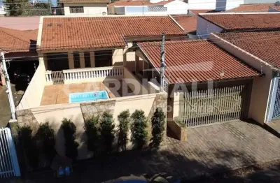 Casa 3 dormitórios sendo 2 suites com piscina e vaga cobertas para 2 carros.