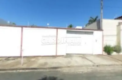 Casa com 3 dormitórios e 4 vagas de garagem próximo ao shopping.